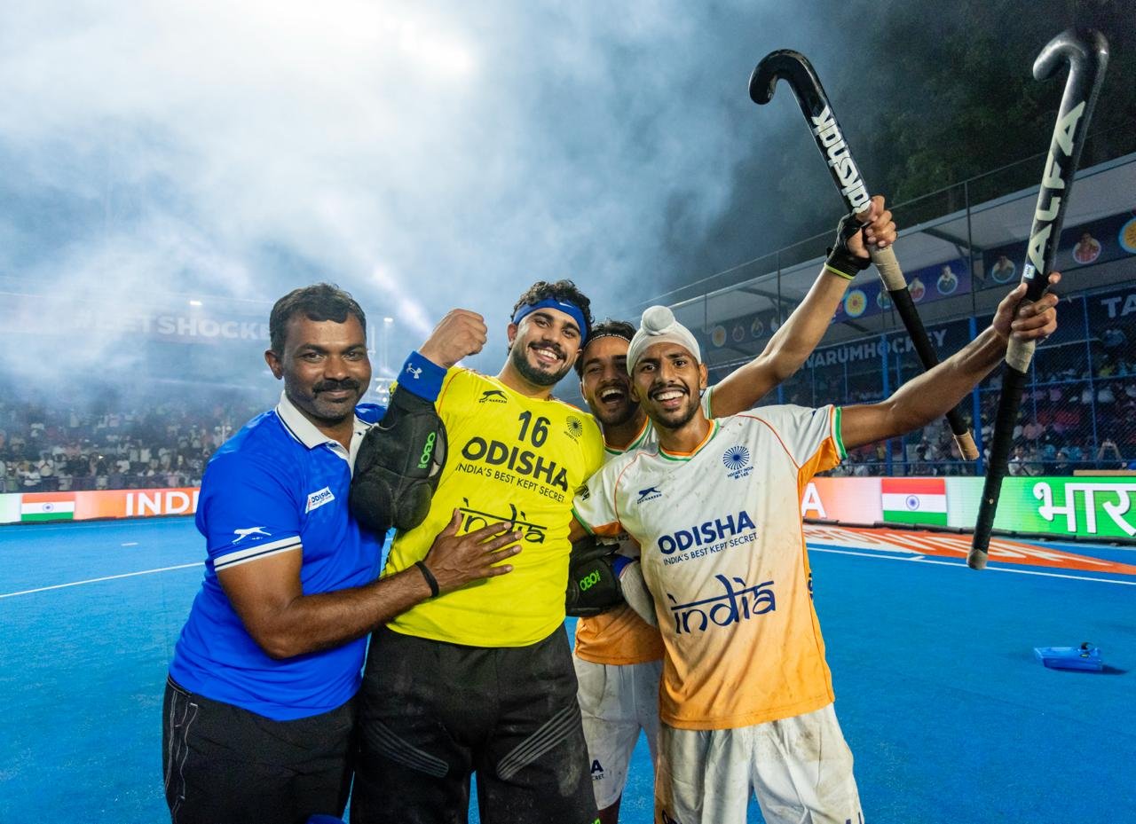 जीत के बाद सेल्फी लेते भारतीय टीम के खिलाड़ी और सपोर्ट स्टाफ।