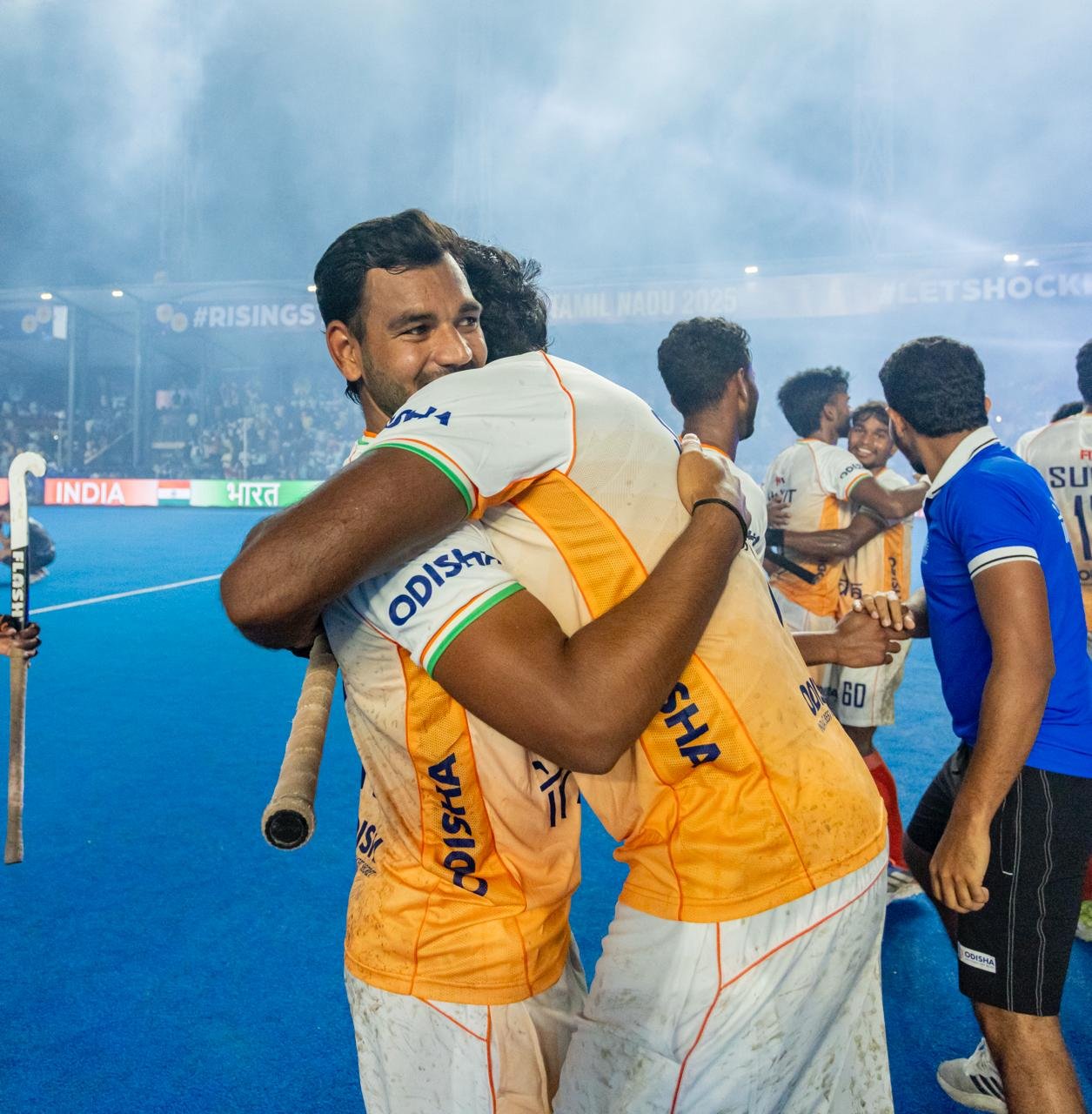 भारतीय खिलाड़ियों ने एक-दूसरे को गले लगाकर जीत सेलिब्रेट की।