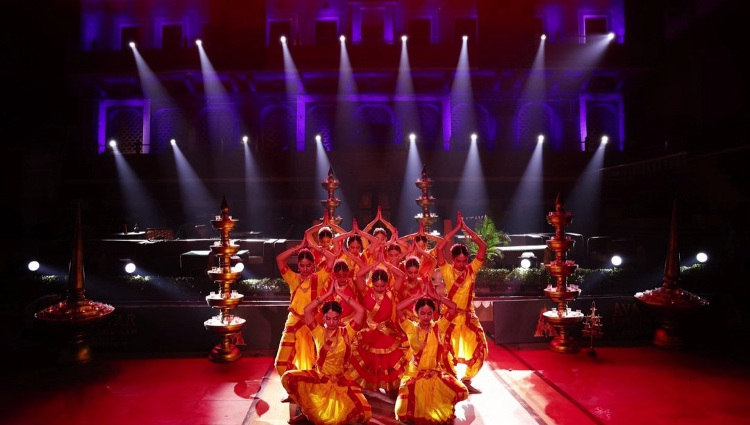 काशी के गंगा घाट पर लगा सेट।