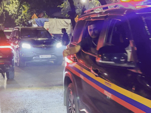 एक्टर सलमान खान प्रेयर मीट में भारी सिक्योरिटी के साथ शामिल होने पहुंचे हैं।