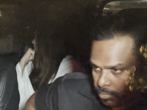 ऐश्वर्या राय पति अभिषेक बच्चन संग दिवंगत एक्टर को श्रद्धांजलि देने पहुंचीं।