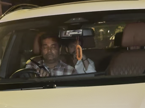 सोनाक्षी सिन्हा पति जहीर इकबाल के साथ प्रेयर मीट में पहुंचीं।