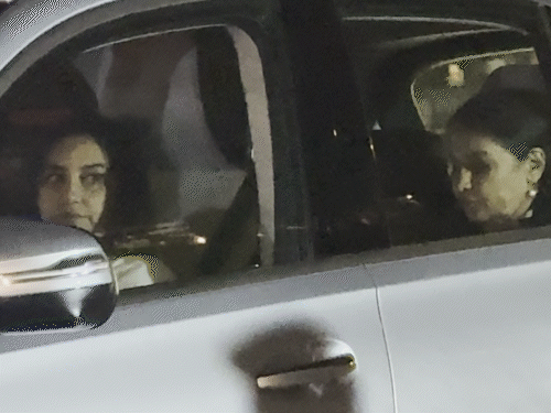 एक्ट्रेस शबाना आजमी दिवंगत एक्टर को श्रद्धांजलि देने पहुंची हैं।