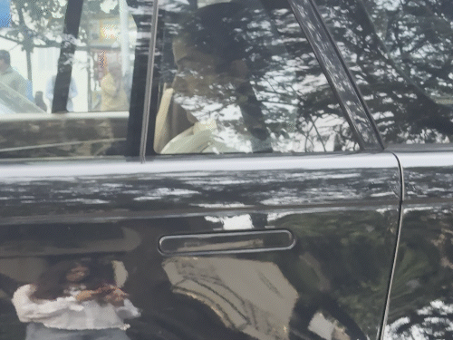 एक्ट्रेस निम्रत कौर प्रार्थना सभा में शामिल होने पहुंची हैं।