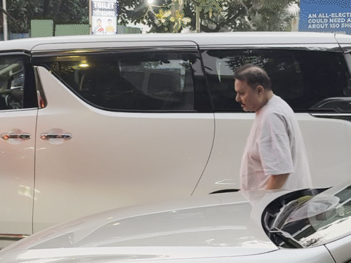 फिल्ममेकर अनिल शर्मा प्रेयर मीट में पहुंचे।