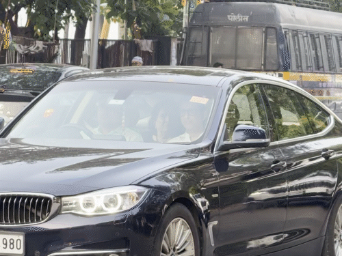 एक्टर शरमन जोशी शोक सभा में शामिल होने पत्नी के साथ पहुंचे।