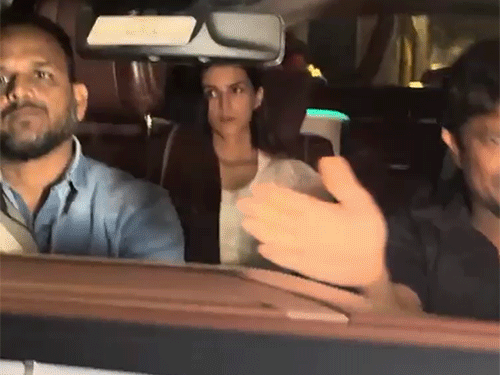 कृति सेनन धर्मेंद्र के निधन पर शोक संवेदना जताने उनके घर गईं।