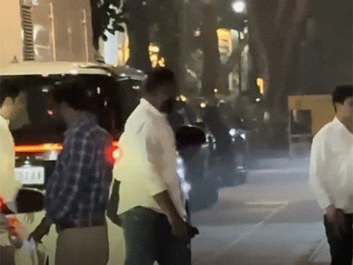 जितेंद्र धर्मेंद्र के घर पहुंचे थे।