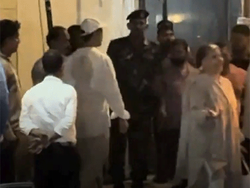 ऋतिक रोशन पिता राकेश रोशन के साथ धर्मेंद्र के निधन पर शोक संवेदना जताने उनके घर पहुंचे।