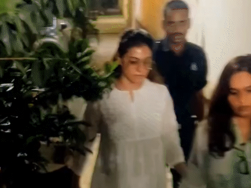 धर्मेंद्र के निधन के बाद एक्ट्रेस काजोल देवगन उनके घर पहुंचीं।