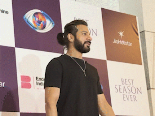 बिग बॉस 18 के विनर करण वीर भी सक्सेस पार्टी में नजर आए।