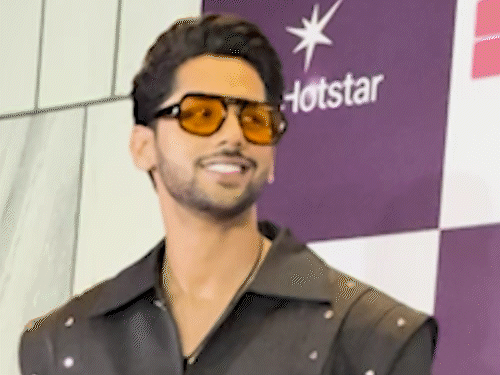 बसीर अली भी ब्लैक लुक में नजर आए।