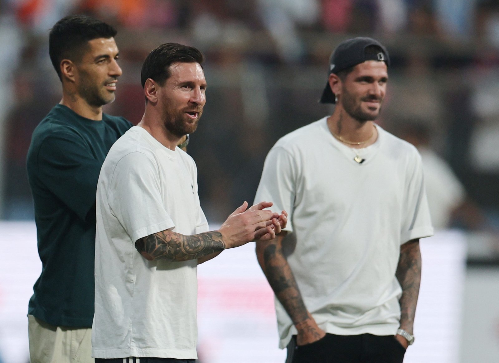 स्टेडियम में दर्शकों को देखते मेसी, सुआरेज और डी पॉल।