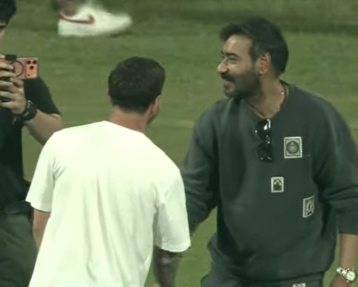 बॉलीवुड एक्टर अजय देवगन से मिलते लियोनल मेसी।