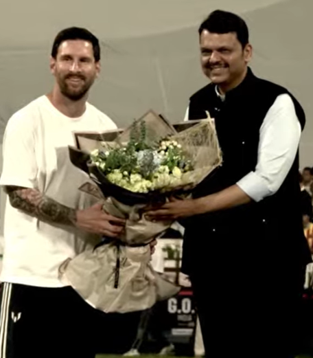 महाराष्ट्र के CM देवेंद्र फडणवीस के साथ लियोनल मेसी।