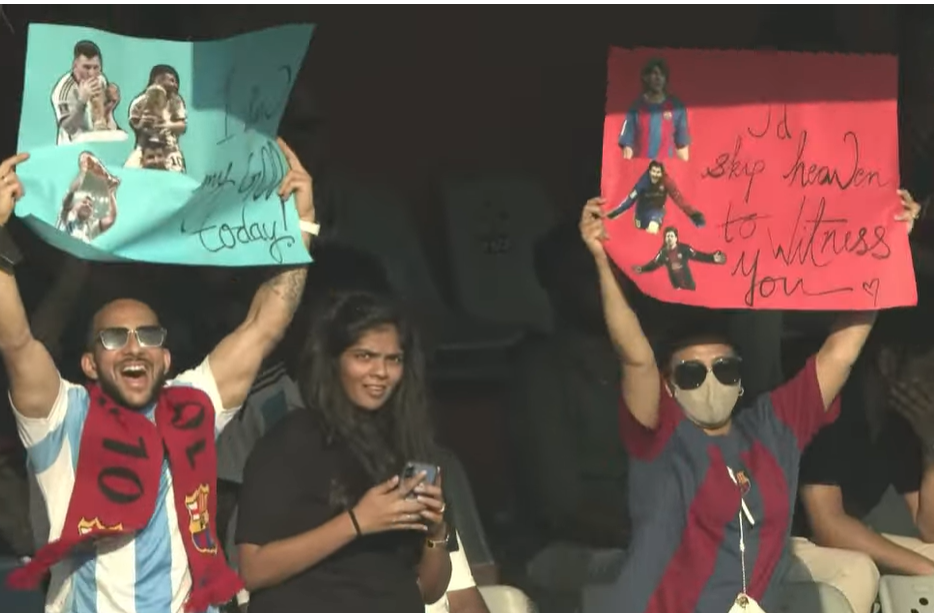 मैदान में मेसी के लिए चीयर करते दर्शक।