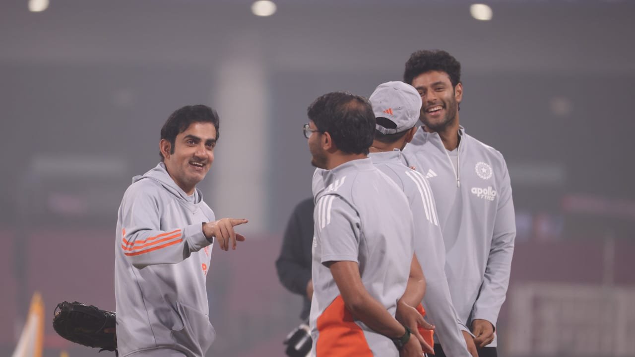 प्रैक्टिस के दौरान गौतम गंभीर के साथ टीम के खिलाड़ी काफी हल्के मूड में दिखे।