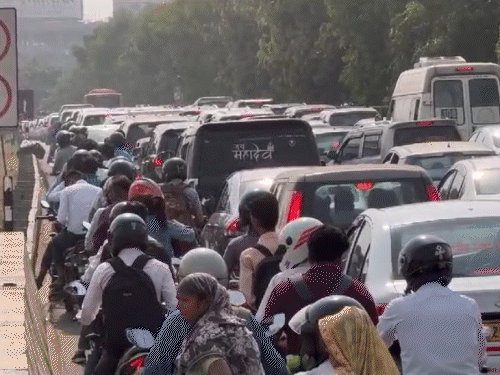 इकाना स्टेडियम में जब भी मैच होता है तो शहीदपथ पूरी तरह से चोक हो जाता है। (फाइल)