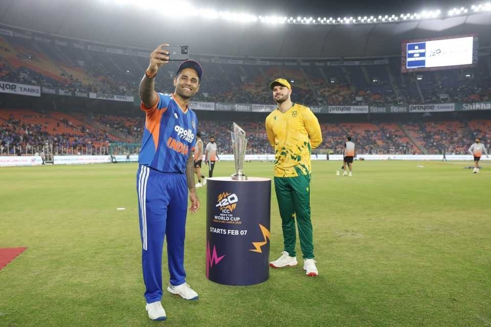 टी-20 वर्ल्ड कप ट्रॉफी के साथ सेल्फी लेते भारतीय कप्तान सूर्यकुमार यादव और साउथ अफ्रीकी कप्तान ऐडन मार्करम।