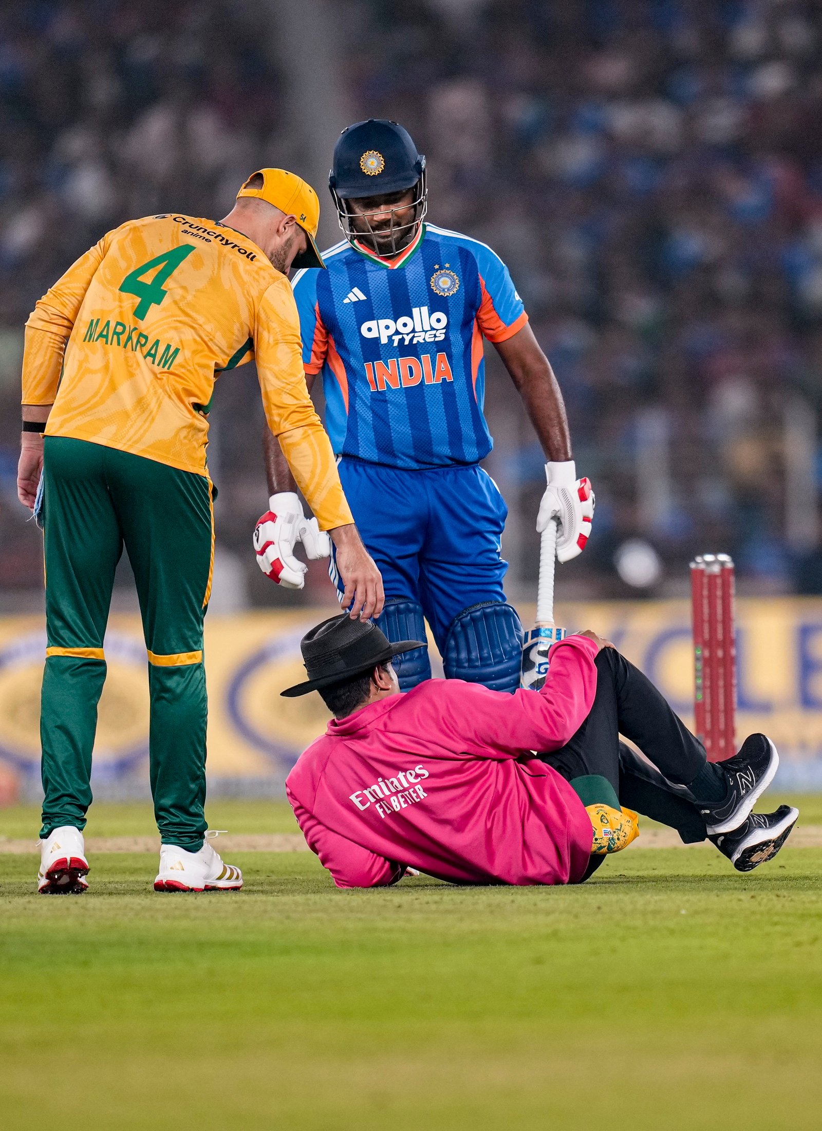 अंपायर रोहन पंडित के घुटने पर सैमसन का शॉट लगा। वे मैदान पर गिर गए।