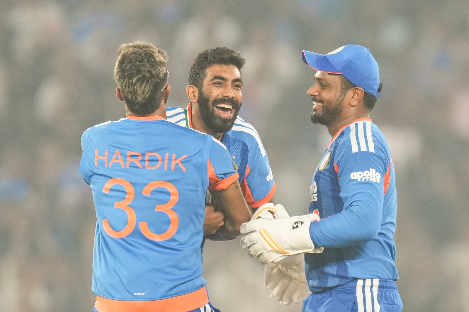 विकेट मिलने के बाद सेलिब्रेट करते हुए संजू सैमसन, हार्दिक पंड्या और जसप्रीत बुमराह।