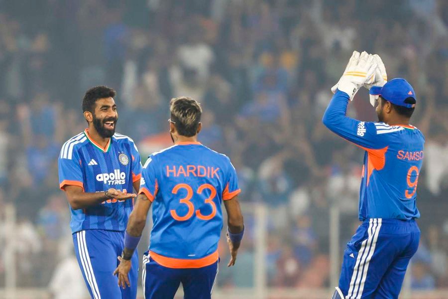 डी कॉक को आउट करने के बाद सेलिब्रेट करते