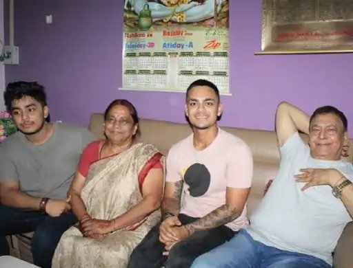 ईशान किशन (बाएं से तीसरे) अपने भाई और दादा-दादी के साथ।