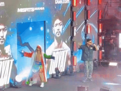 मैंच से पहले मैदान में एंट्री के दौरान डांस करते नीरज गोयत।