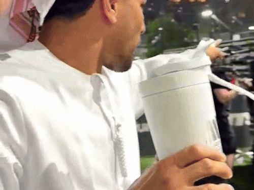 अमेरिकी बॉक्सर एंथनी टेलर से प्रैस कॉन्फ्रेंस के दौरान भिड़ते नीरज गोयत।