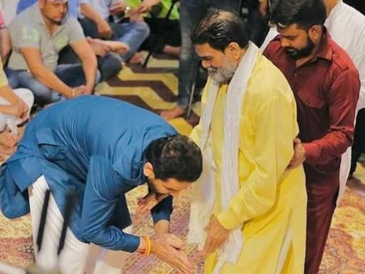 उस्ताद पूरण शाहकोटी के पैर छूकर मिलते सिंगर गुरदास मान।