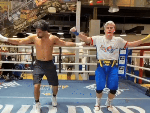 मैच से पहले रिंग में डांस करते नीरज गोयत।