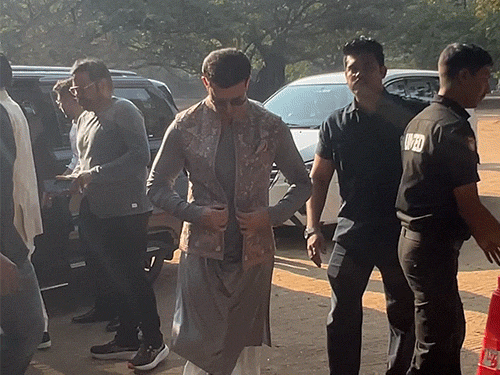 ऋतिक ट्रेडिशनल आउटफिट में काफी हैंडसम लगे।