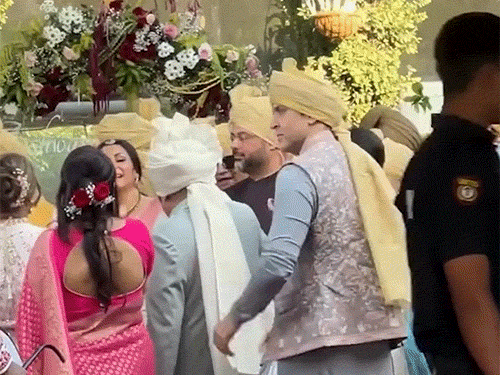 ऋतिक बारात में फैमिली के साथ डांस करते हुए।