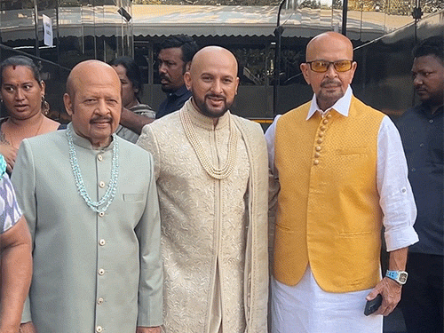 राजेश रोशन बेटे ईशान और भाई राकेश रोशन के साथ पोज देते हुए।