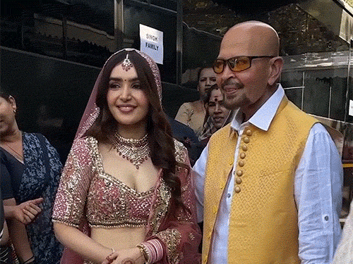 राकेश रोशन ने दुल्हन ऐश्वर्या सिंह के साथ पोज देते हुए।