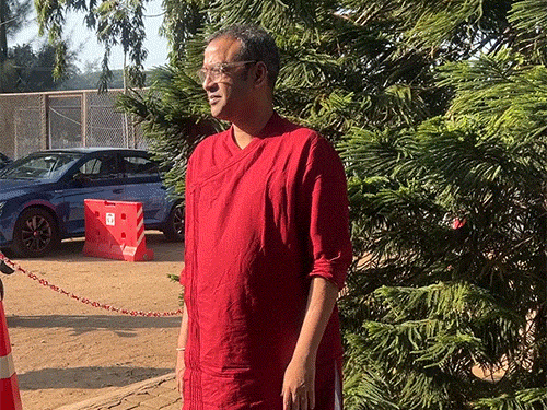 फिल्म प्रोड्यूसर मधु मंटेना शादी में शामिल हुए।