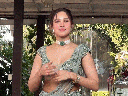 भाई की शादी के मौके पर एक्ट्रेस पश्मीना रोशन भी काफी खूबसूरत नजर आईं।