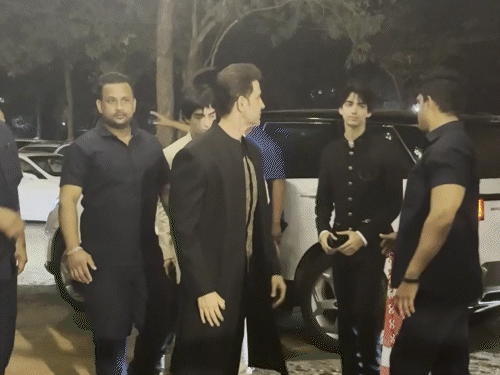 ऋतिक दोनों बेटों के साथ रिसेप्शन पार्टी में शामिल होने पहुंचे।