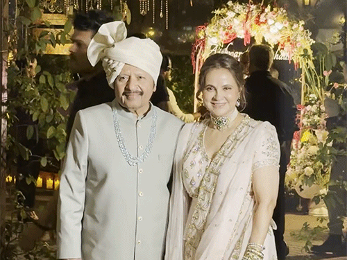 बेटे की शादी में पत्नी के साथ पोज देते म्यूजिक कंपोजर राजेश रोशन।