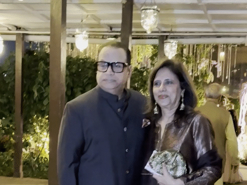 प्रोड्यूसर रमेश तौरानी पत्नी के संग रिसेप्शन में शामिल हुए।