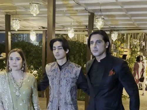 एक्टर जायद खान फैमिली के साथ रिसेप्शन में शामिल हुए।