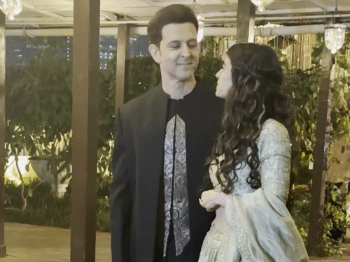 मीडिया को पोज देते समय एक-दूसरे को निहारते ऋतिक और सबा।