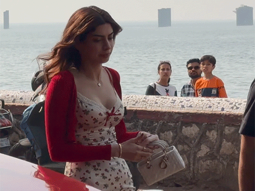 खुशी कपूर वाइब्रेंट वाइट प्रिंटेड बॉडीसूट ड्रेस में नजर आईं। खुशी इस ड्रेस में काफी हॉट लग रही थीं। उन्होंने अपनी ड्रेस के साथ मैचिंग पर्स भी कैरी कर रखा था।