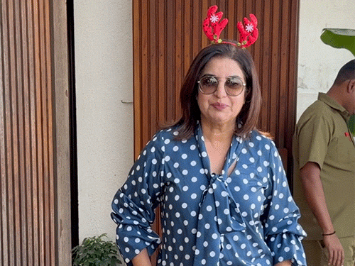 कोरियोग्राफर-डायरेक्टर फराह खान ब्लू कलर की प्रिंटेड वन-पीस में नजर आईं, साथ ही उन्होंने क्रिसमस हेडबैंड भी अपने साथ कैरी किया था।