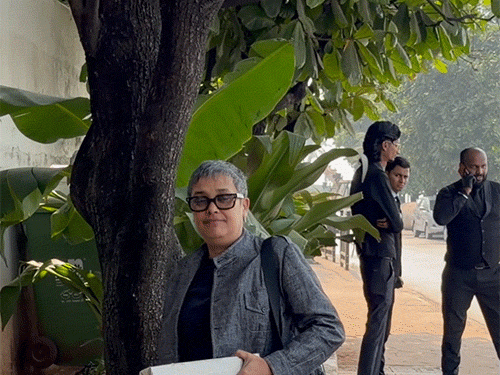 प्रोड्यूसर-डायरेक्टर और राइटर रीमा कागती सिम्पल लुक में नजर आईं। उन्होंने अपने हाथ में गुलदस्ता कैरी कर रखा था।