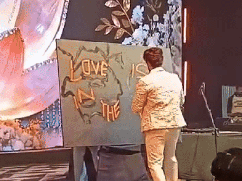 सेलिब्रिटी आर्टिस्ट RC पुरोहित ने चंद मिनट में ही नीरज-हिमानी का पोर्ट्रेट बना दिया।