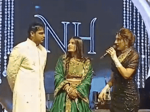 नीरज और हिमानी से सवाल पूछती एंकर।