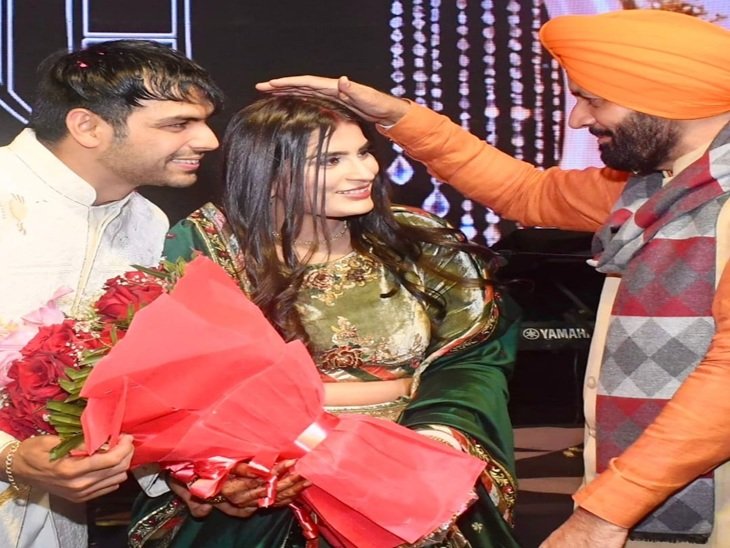 सीएम नायब सैनी नव दंपती को आशीर्वाद देते हुए।