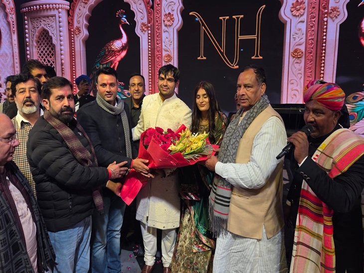 भाजपा प्रदेश अध्यक्ष मोहनलाल बडोली, सोनीपत भाजपा जिला अध्यक्ष अशोक शर्मा, बुका देकर उन्हें शुभकामनाएं देते हुए।