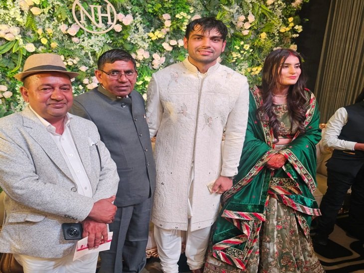 नीरज चोपड़ा व हिमानी मोर की रिसेप्शन में पहुंचे गूगल बॉय कौटिल्य के पिता सतीश शर्मा।